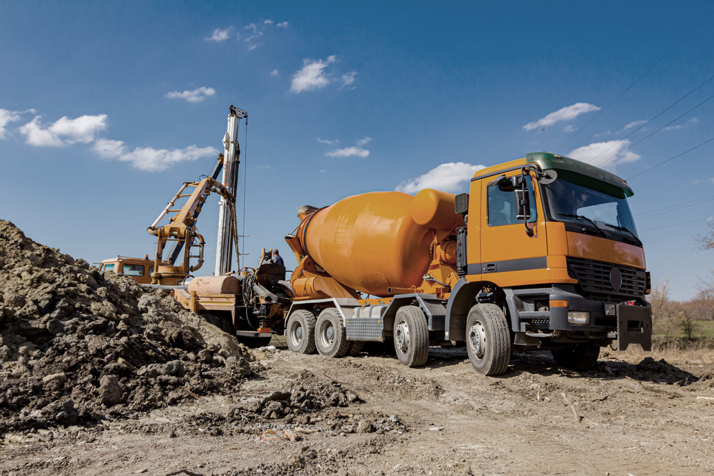 Autobetoniera per il trasporto di calcestruzzo in cantiere