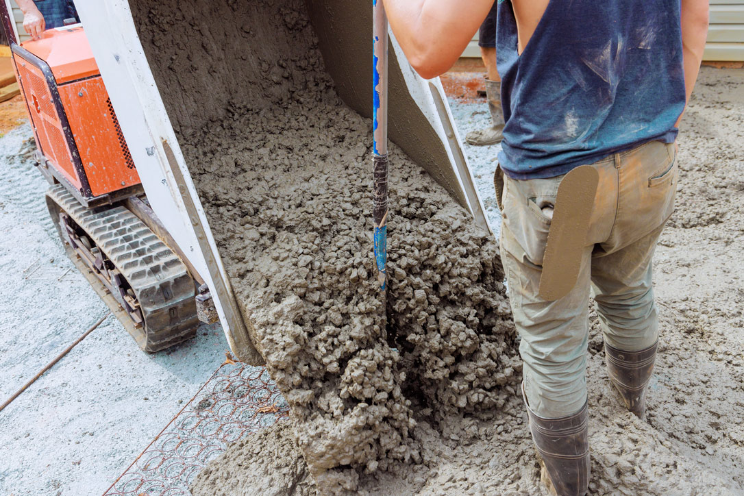 Scarico di calcestruzzo fresco da un minidumper in cantiere
