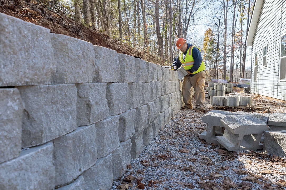 Muro di contenimento realizzato con blocchi prefabbricati in calcestruzzo