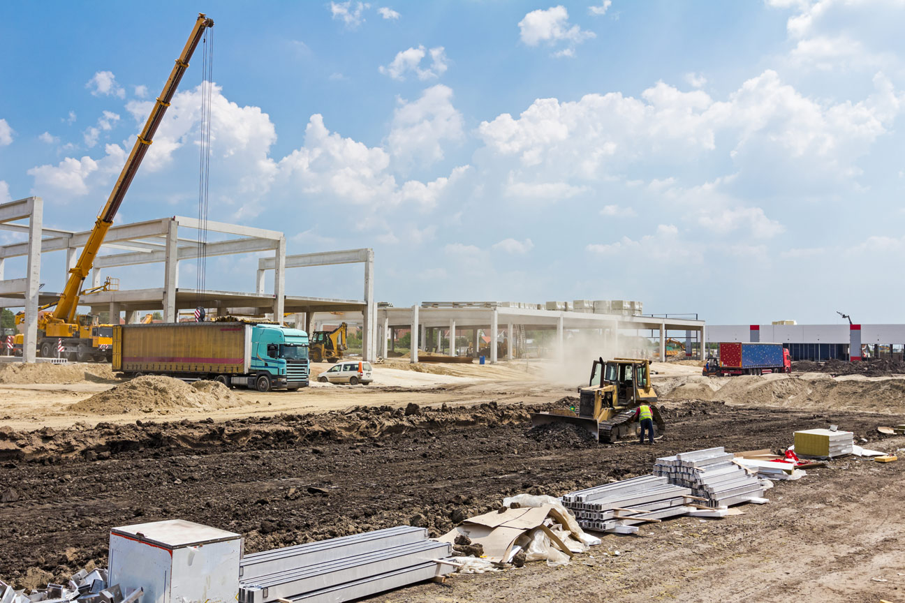 Cantiere edile con gru, camion e macchine movimento terra